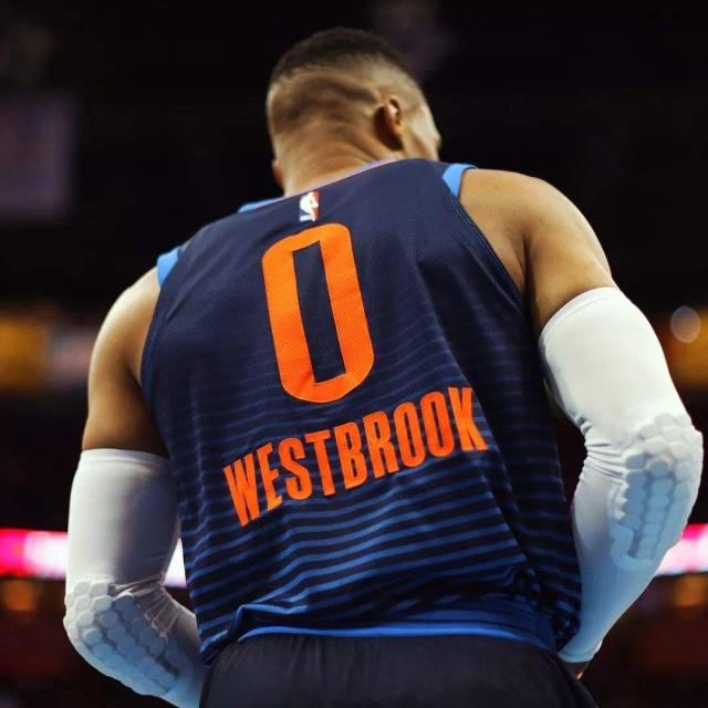lol比赛回放-关于NBA总决赛倒计时，俄克拉荷马雷霆清晨调整名单，细节引发关注，赛场秩序良好，临场指挥获称赞的信息