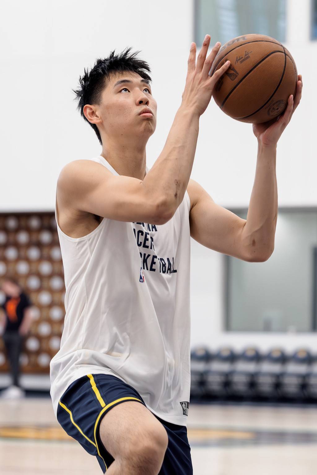 包含国际比赛日体能课后；布鲁克林篮网主帅复盘备战CBA季后赛；管理层满意；训练强度明显提升的词条